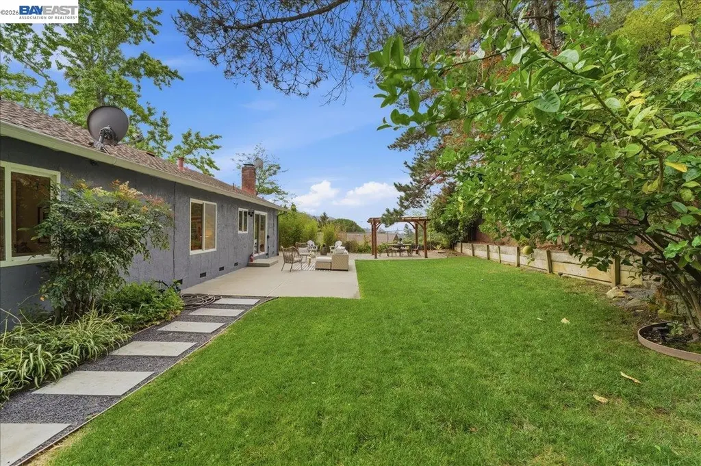 7981 Surrey Lane Oakland CA 94605
