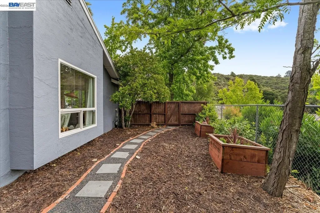 7981 Surrey Lane Oakland CA 94605
