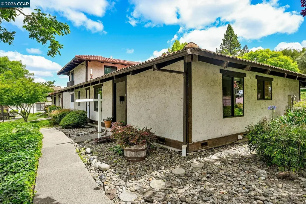 1351 Camino Peral Moraga CA 94556