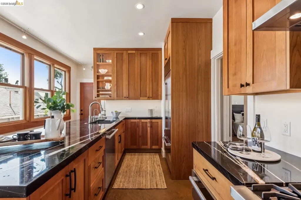 6166 Dover Street Oakland CA 94609