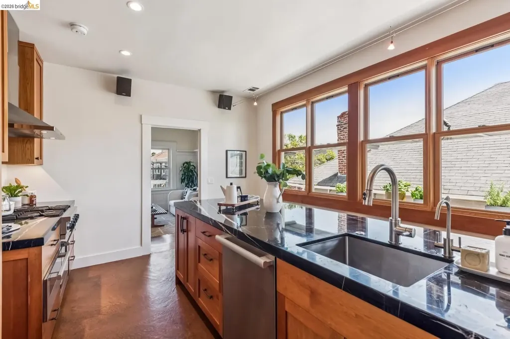 6166 Dover Street Oakland CA 94609