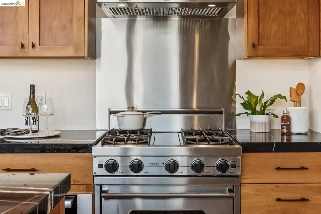 6166 Dover Street Oakland CA 94609