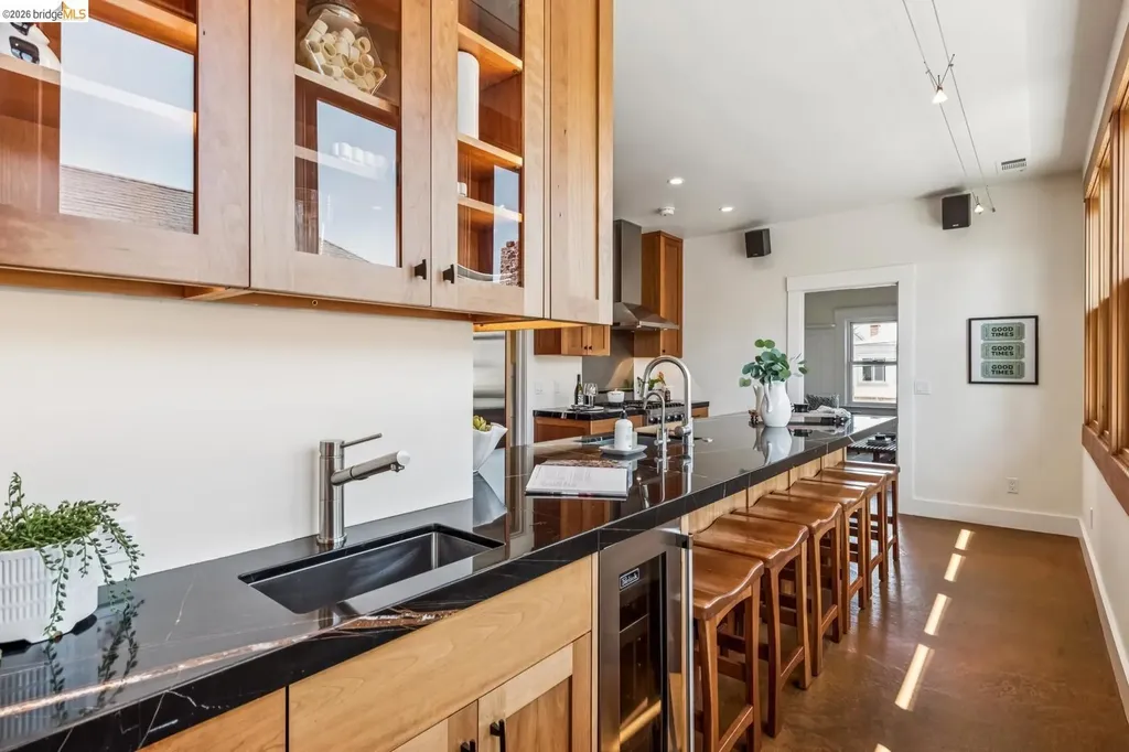 6166 Dover Street Oakland CA 94609