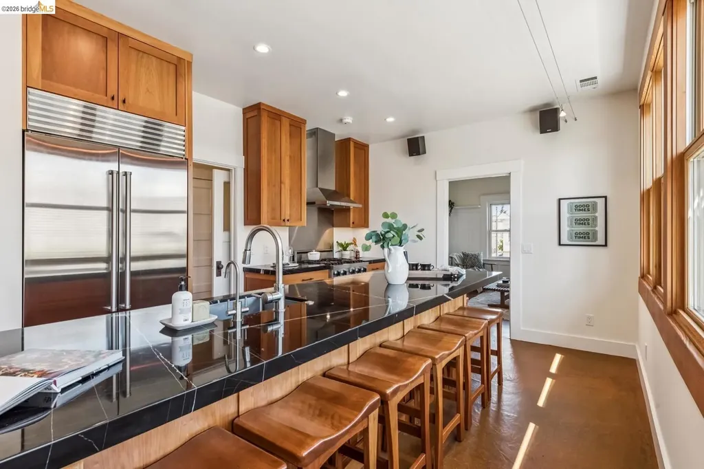 6166 Dover Street Oakland CA 94609