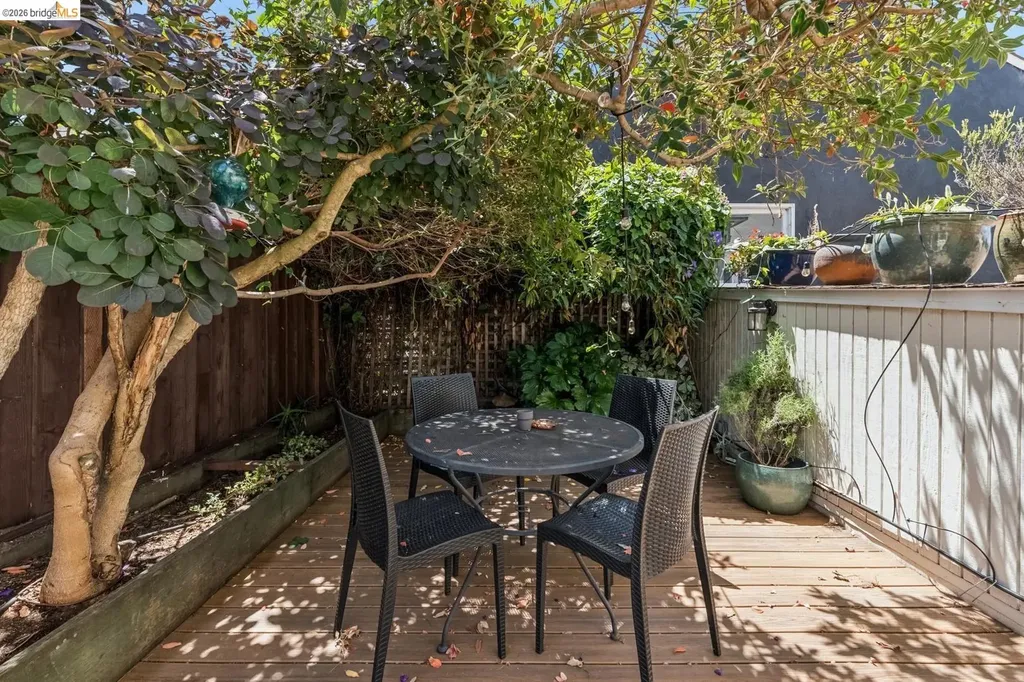 6166 Dover Street Oakland CA 94609