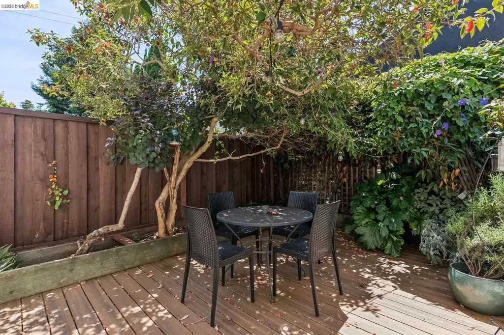 6166 Dover Street Oakland CA 94609
