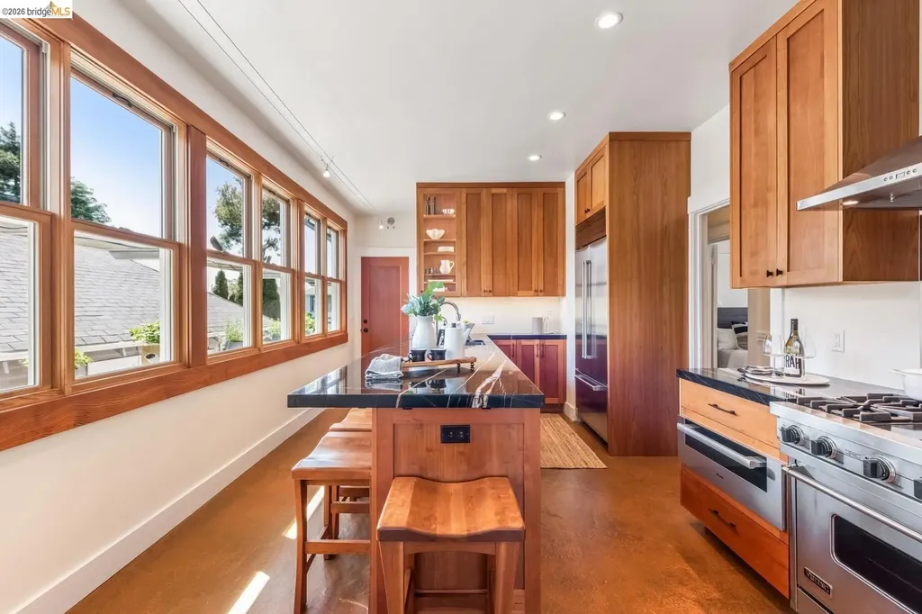 6166 Dover Street Oakland CA 94609