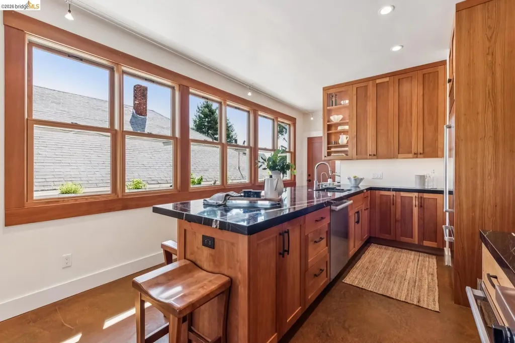 6166 Dover Street Oakland CA 94609