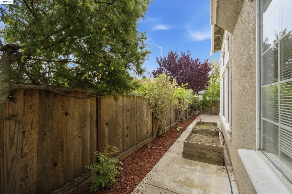 8516 Peachtree Avenue Newark CA 94560