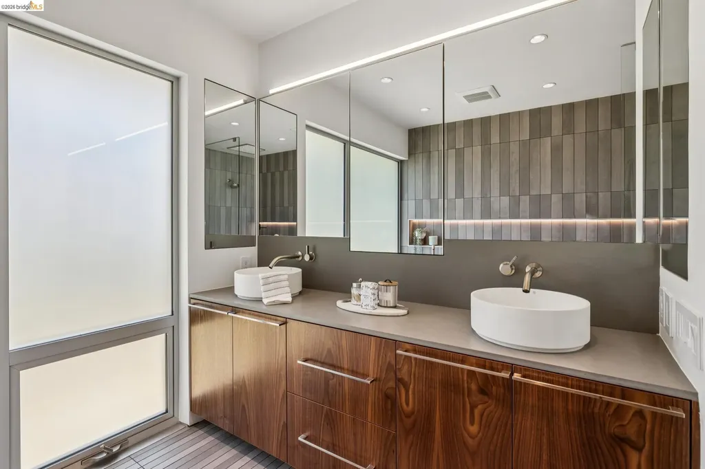 14001 Skyline Boulevard Oakland CA 94619