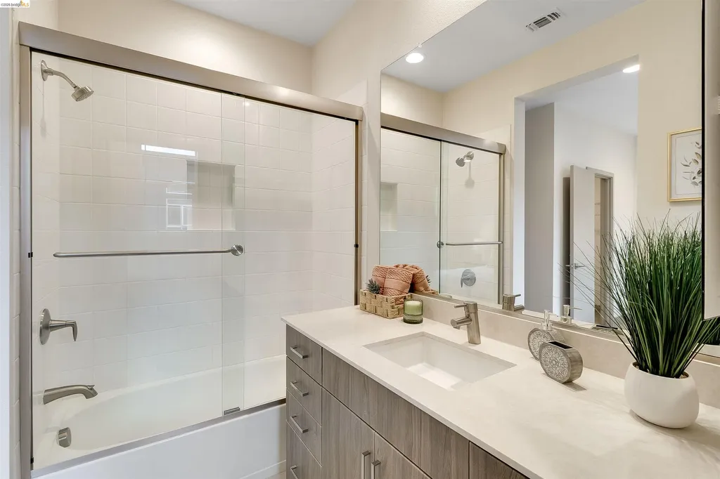 1357 Pullman Oakland CA 94607