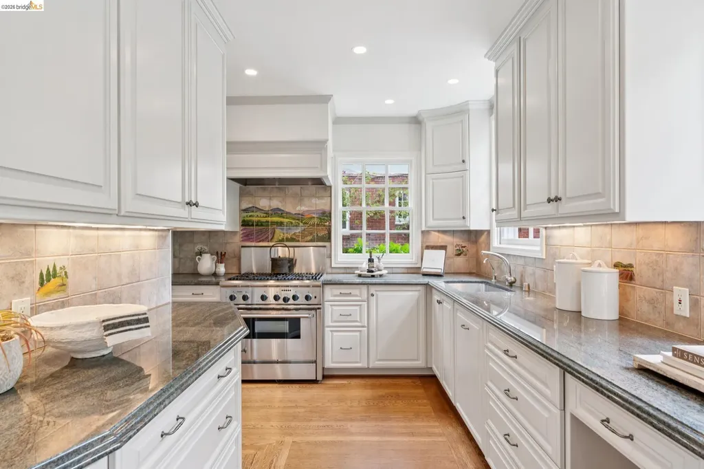 857 Paramount Road Oakland CA 94610