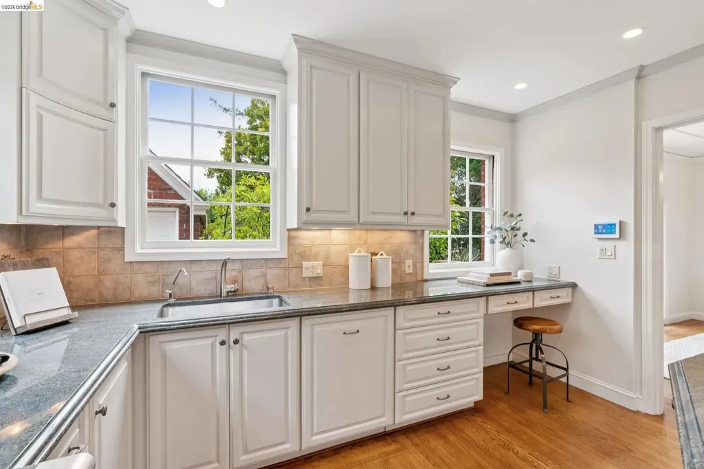 857 Paramount Road Oakland CA 94610