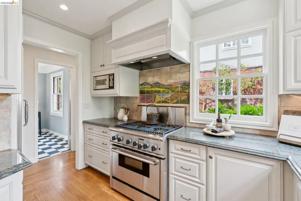 857 Paramount Road Oakland CA 94610