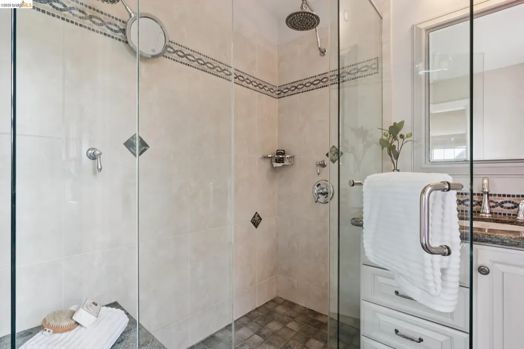 857 Paramount Road Oakland CA 94610