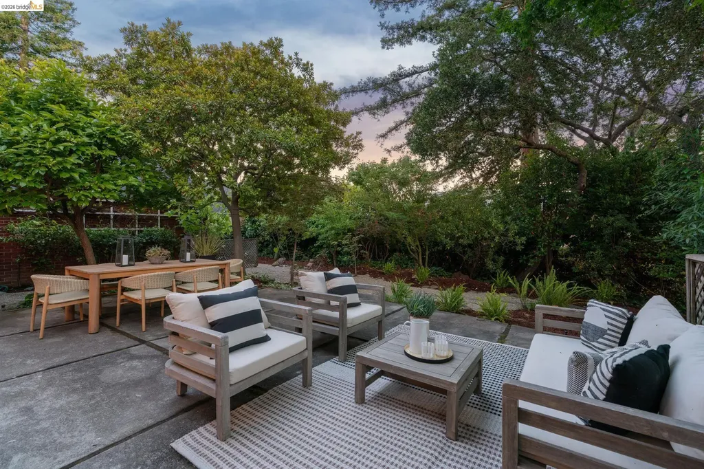 857 Paramount Road Oakland CA 94610