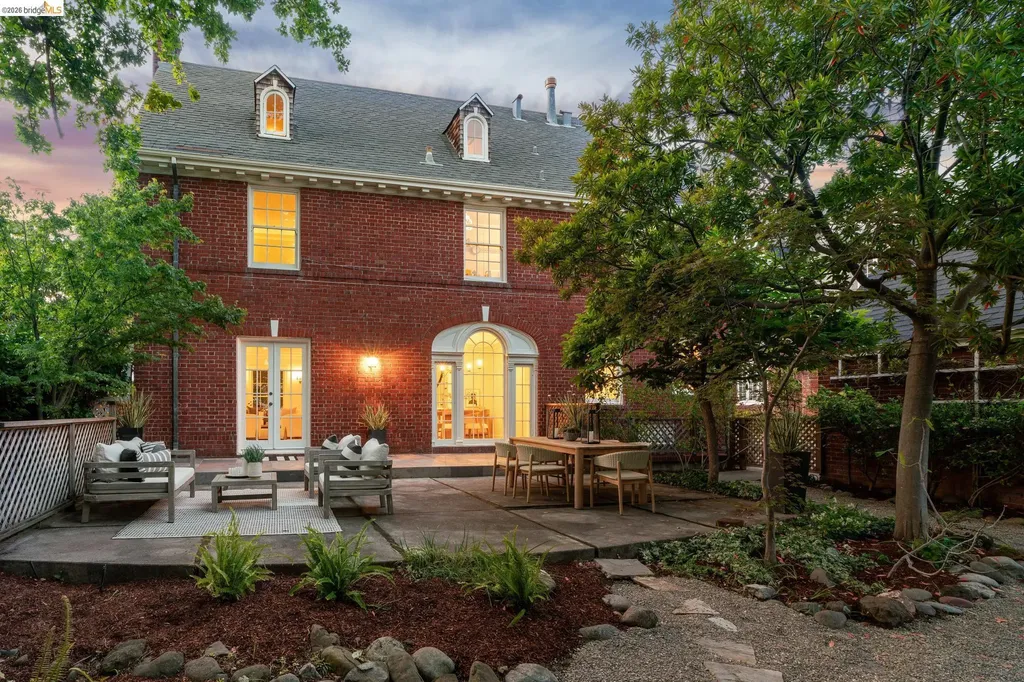 857 Paramount Road Oakland CA 94610