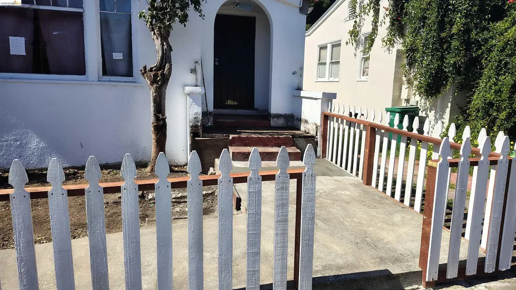 6611 Deakin Street Oakland CA 94609
