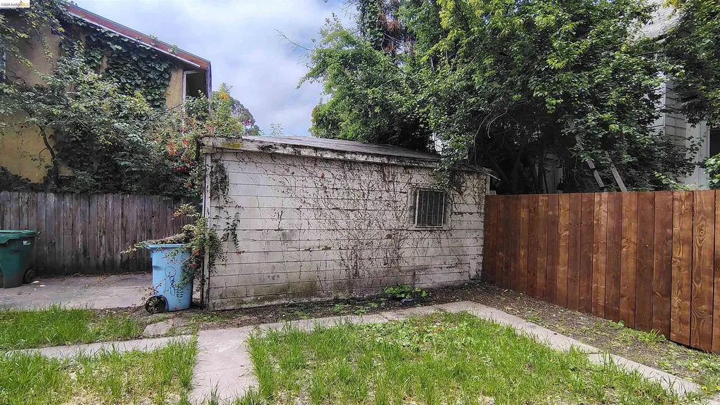 6611 Deakin Street Oakland CA 94609