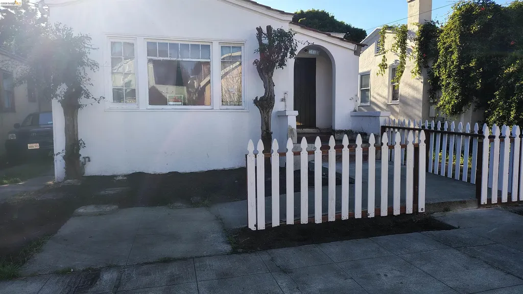 6611 Deakin Street Oakland CA 94609