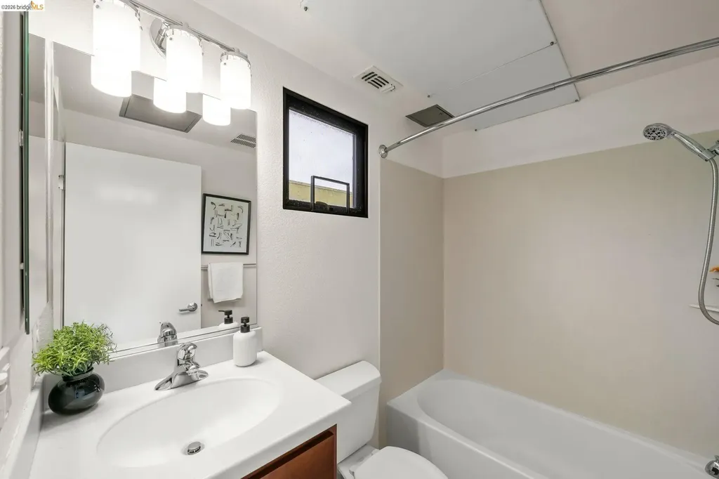 903 Zephyr Drive Oakland CA 94607