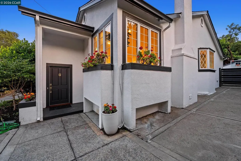 21 Camino Del Diablo Orinda CA 94563