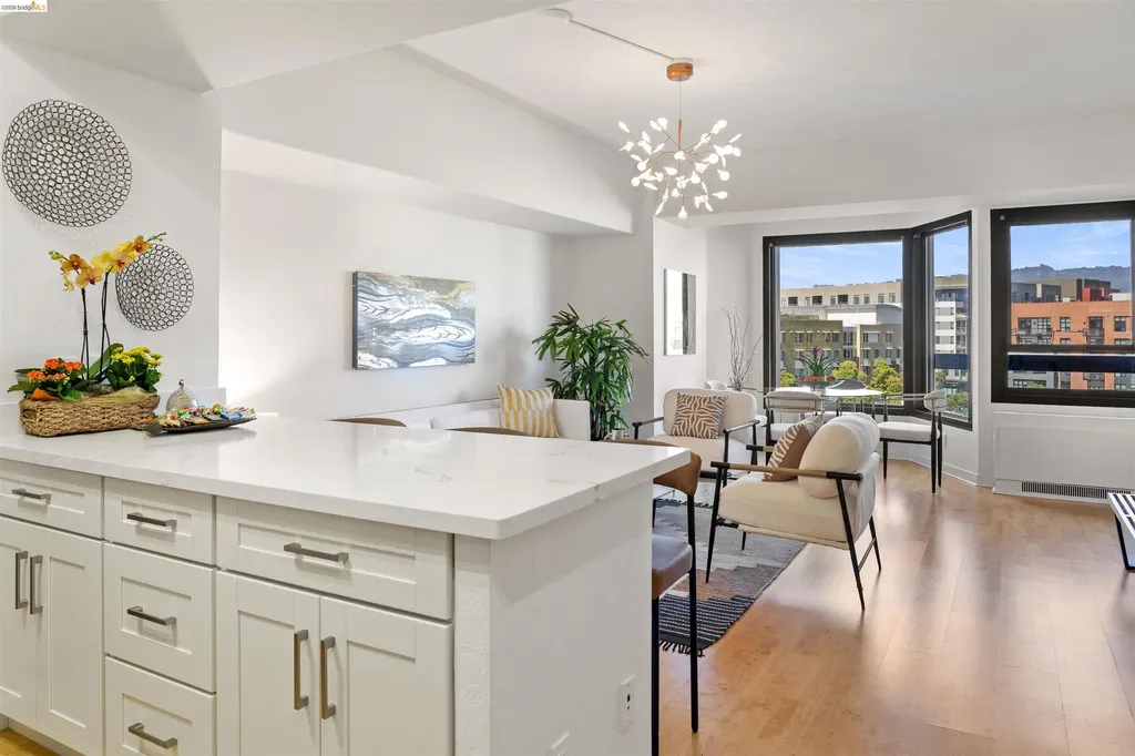 Emeryville CA, 6363 Christie Avenue, Unit 525