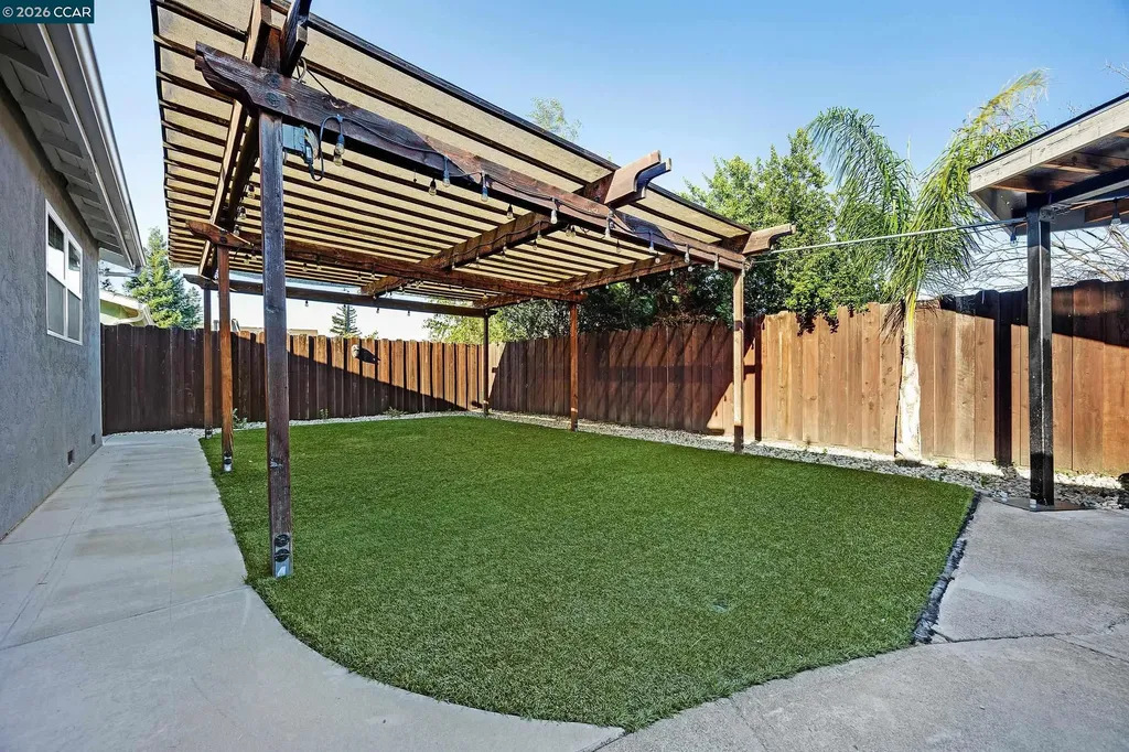 335 Lakeside Court Martinez CA 94553