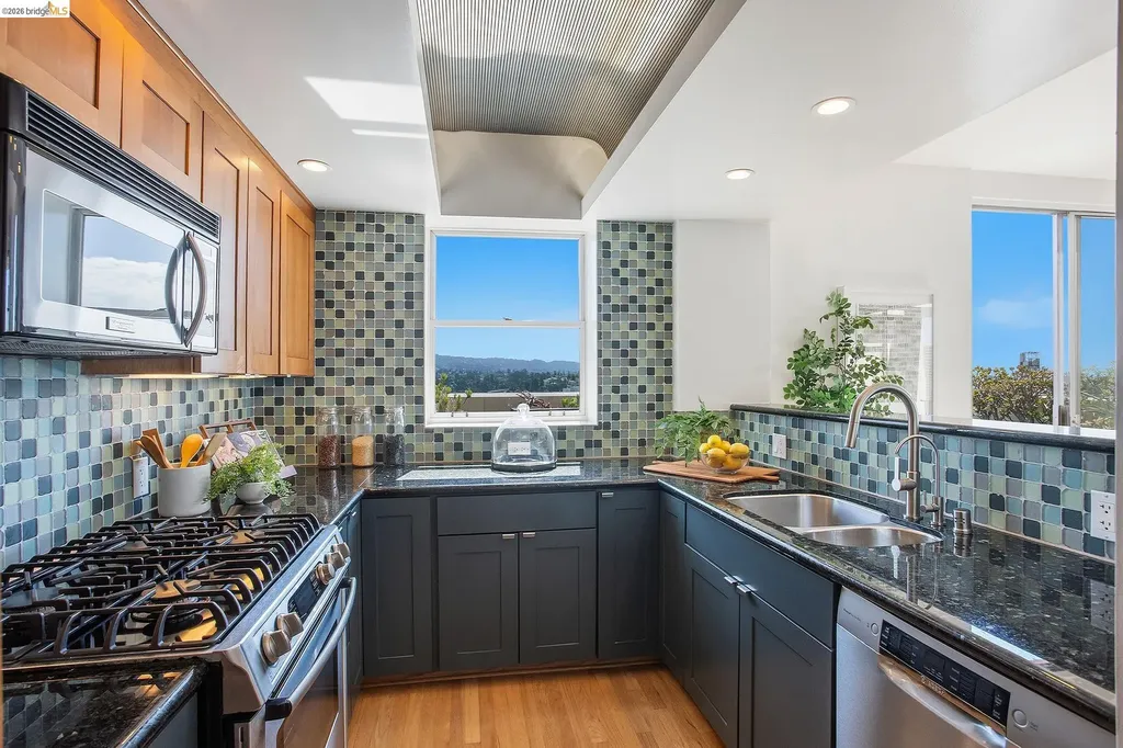 320 Lee Street Oakland CA 94610