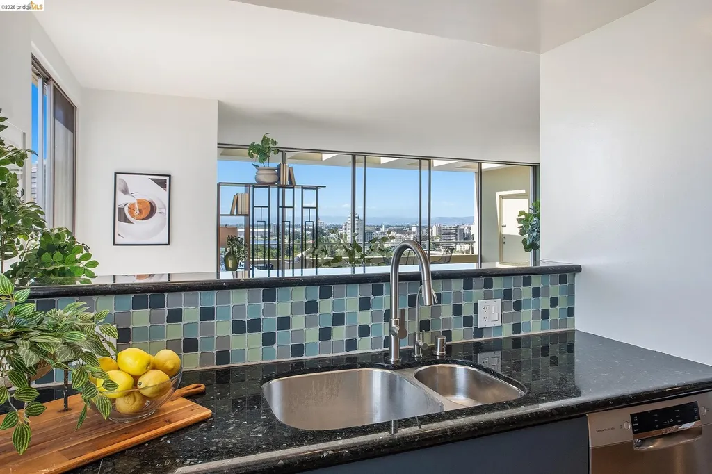320 Lee Street Oakland CA 94610