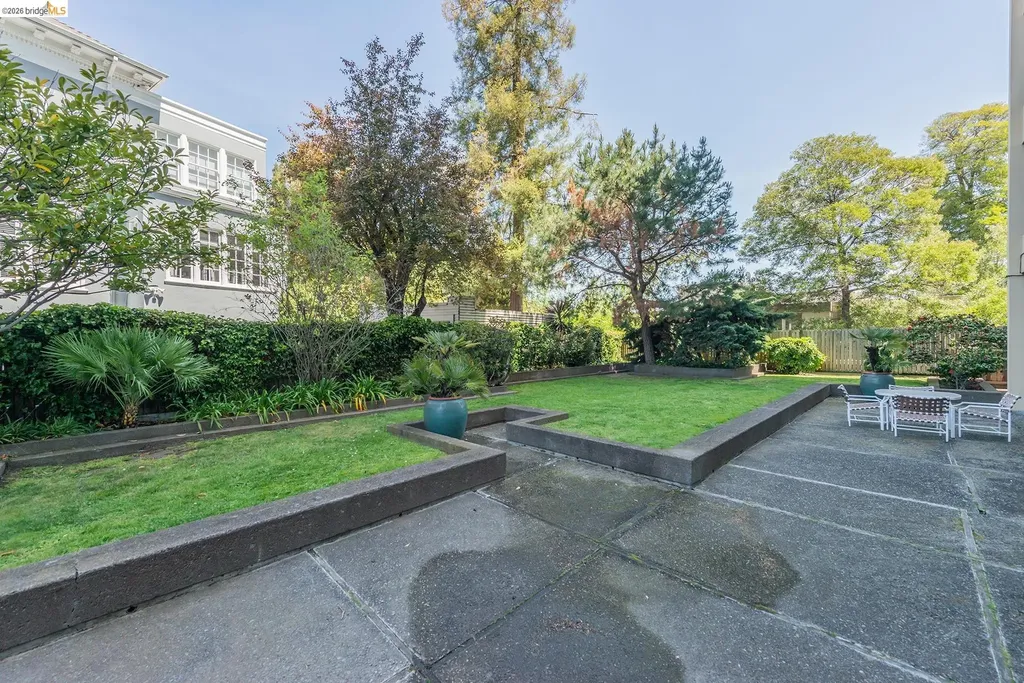 320 Lee Street Oakland CA 94610