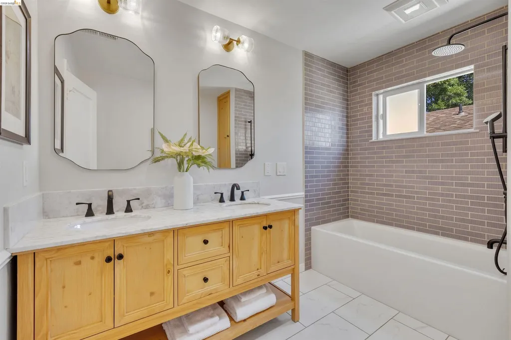 4421 Harbor View Avenue Oakland CA 94619