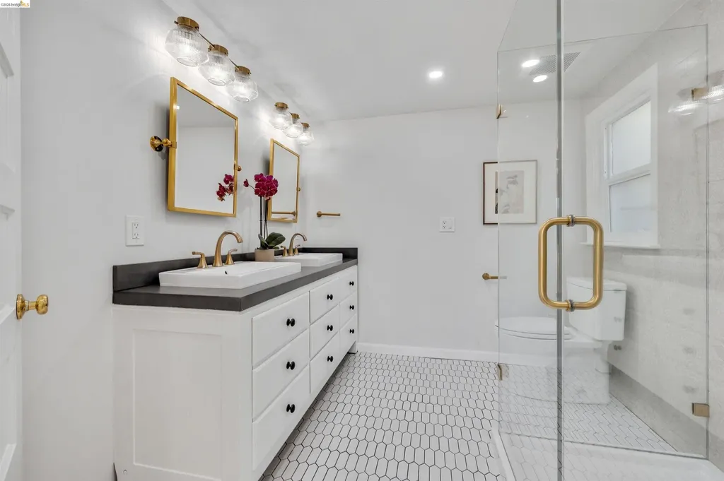 4421 Harbor View Avenue Oakland CA 94619