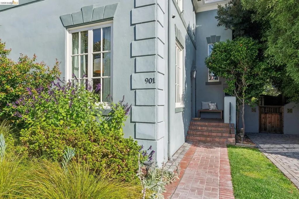 901 Paramount Road Oakland CA 94610
