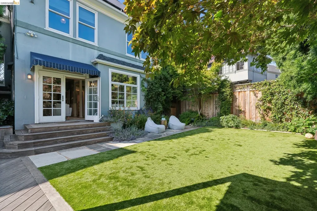 901 Paramount Road Oakland CA 94610