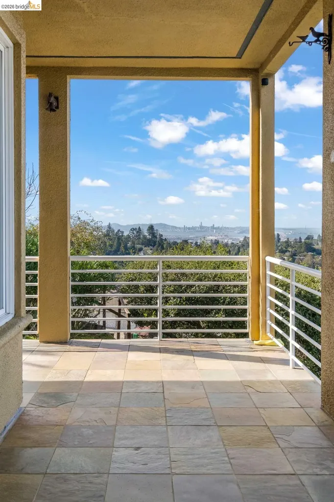 6070 Mazuela Drive Oakland CA 94611