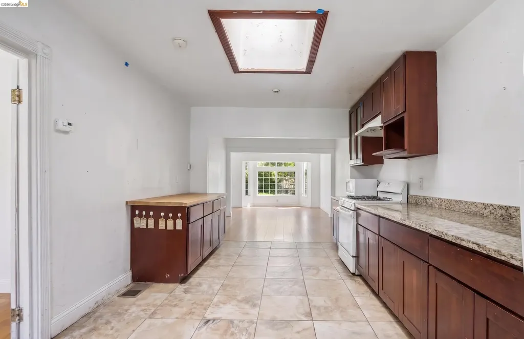 5081 Congress Avenue Oakland CA 94601
