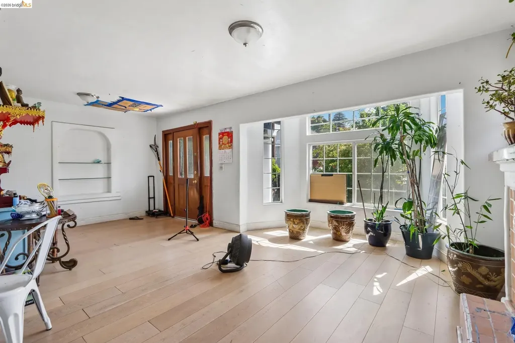 5081 Congress Avenue Oakland CA 94601