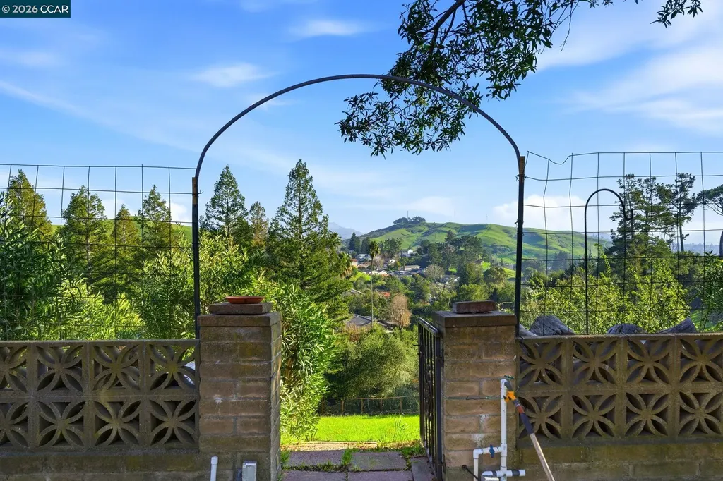 17 Corte Granada Moraga CA 94556