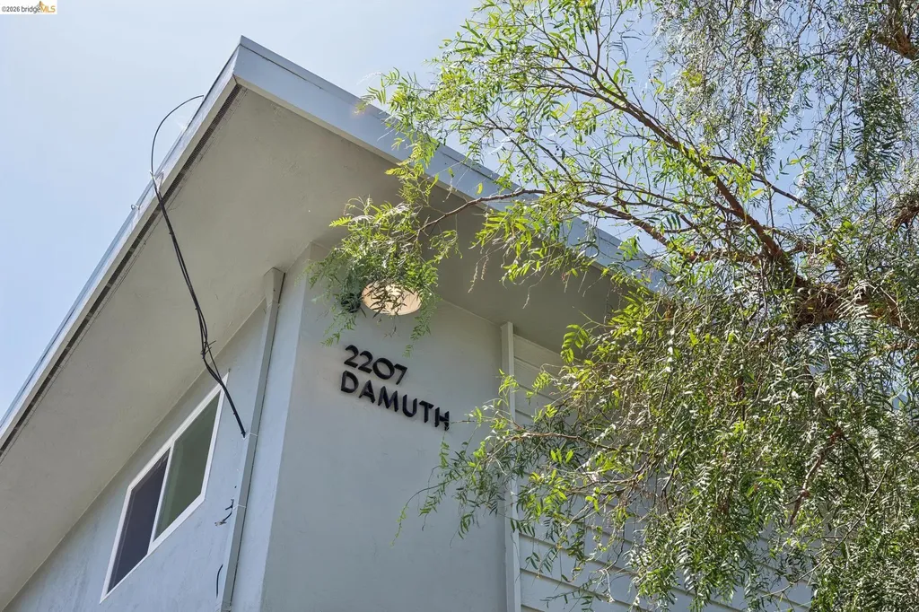 2207 Damuth Street Oakland CA 94602