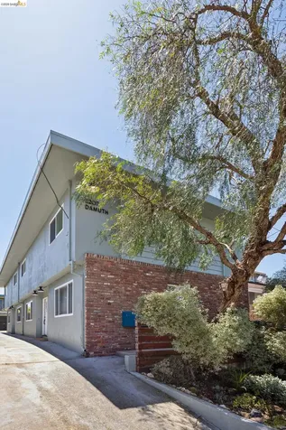 2207 Damuth Street Oakland CA 94602