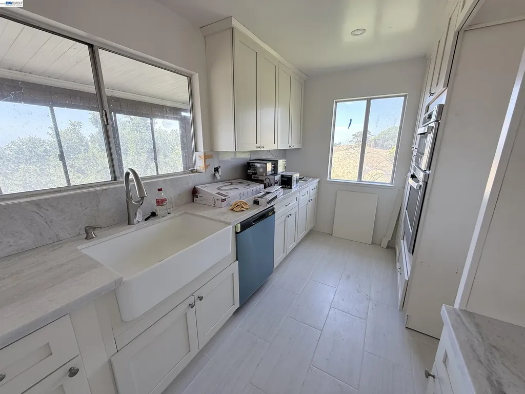 9155 Crest Avenue Oakland CA 94605