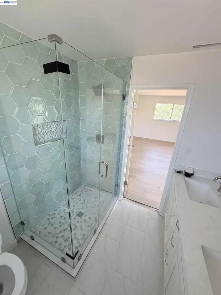9155 Crest Avenue Oakland CA 94605