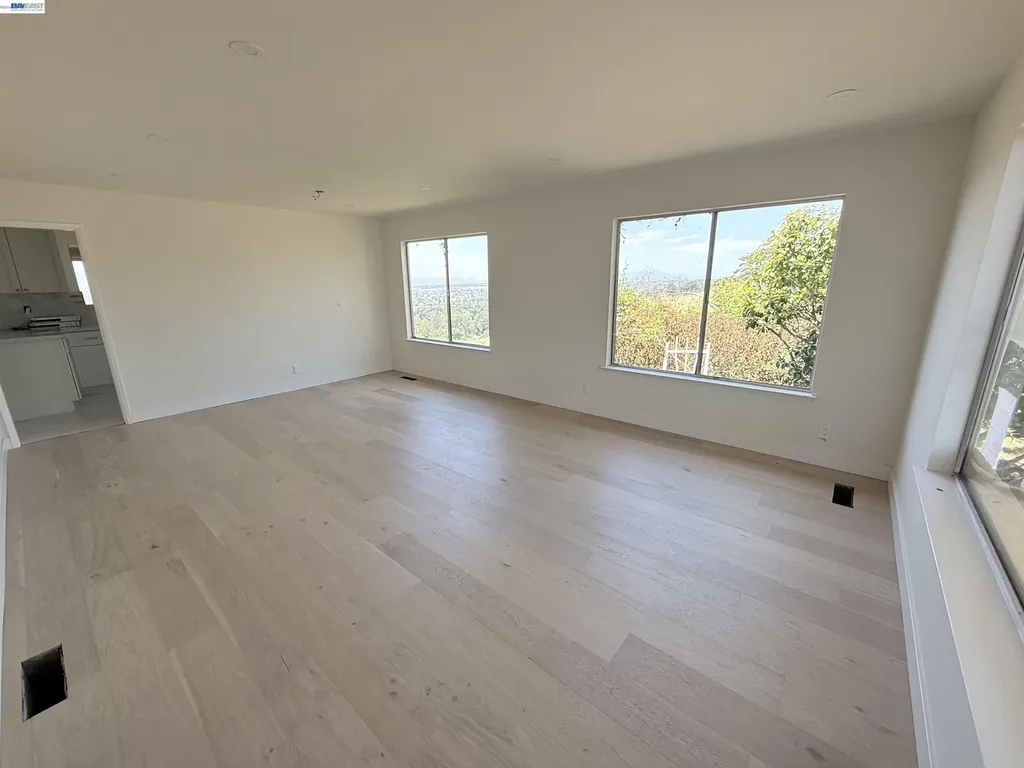 9155 Crest Avenue Oakland CA 94605