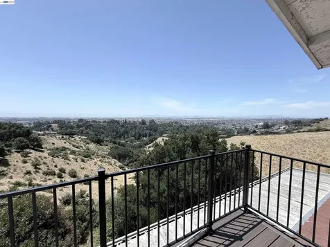 9155 Crest Avenue Oakland CA 94605