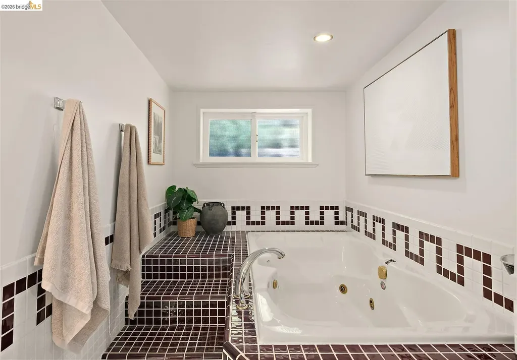 7253 Sayre Drive Oakland CA 94611