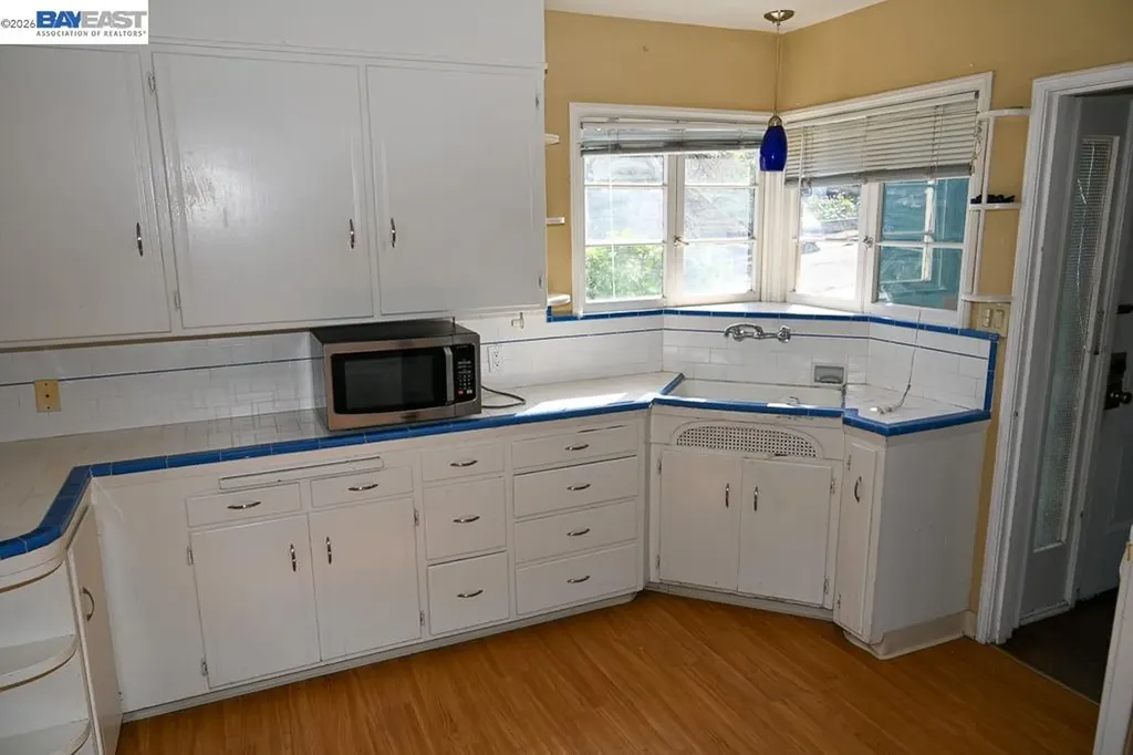 8809 Seneca Street Oakland CA 94605