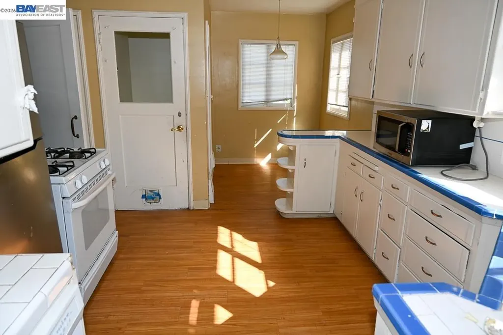 8809 Seneca Street Oakland CA 94605