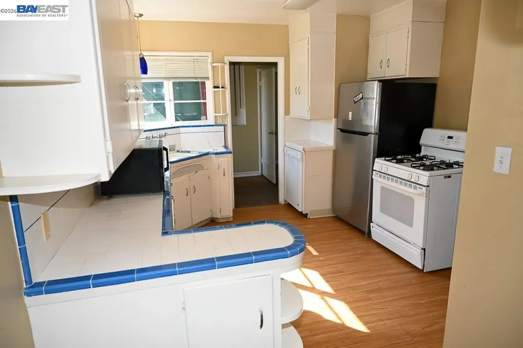 8809 Seneca Street Oakland CA 94605