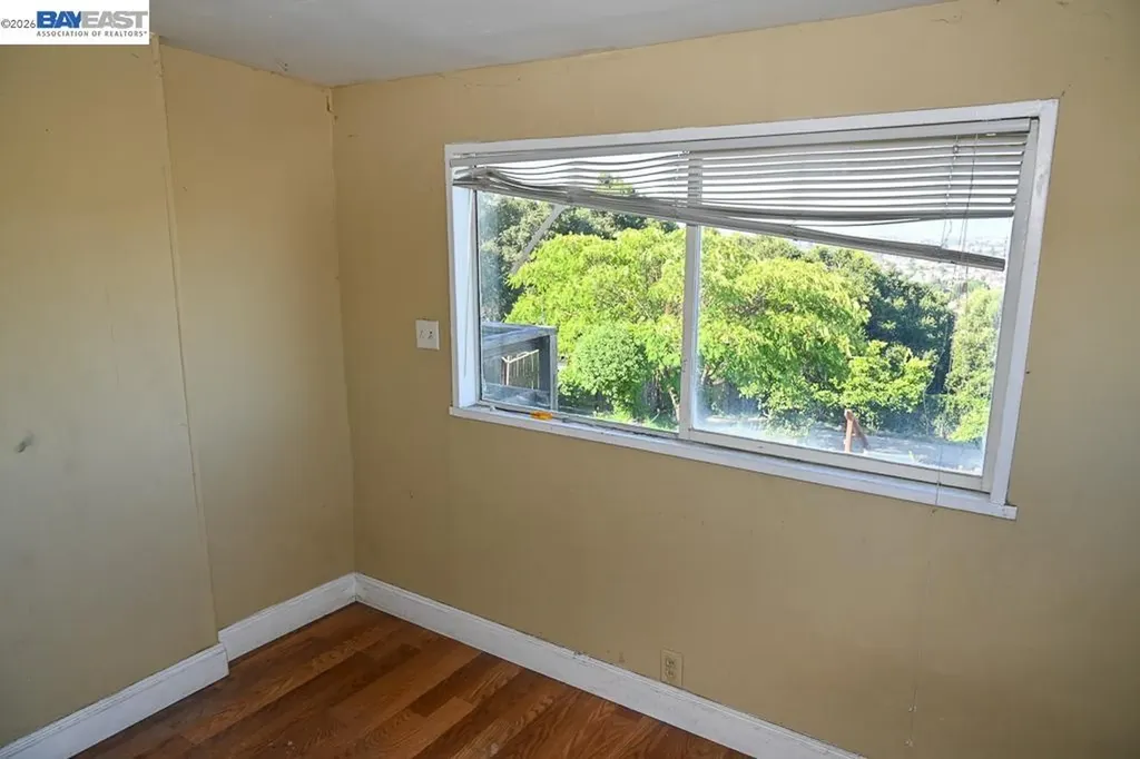 8809 Seneca Street Oakland CA 94605